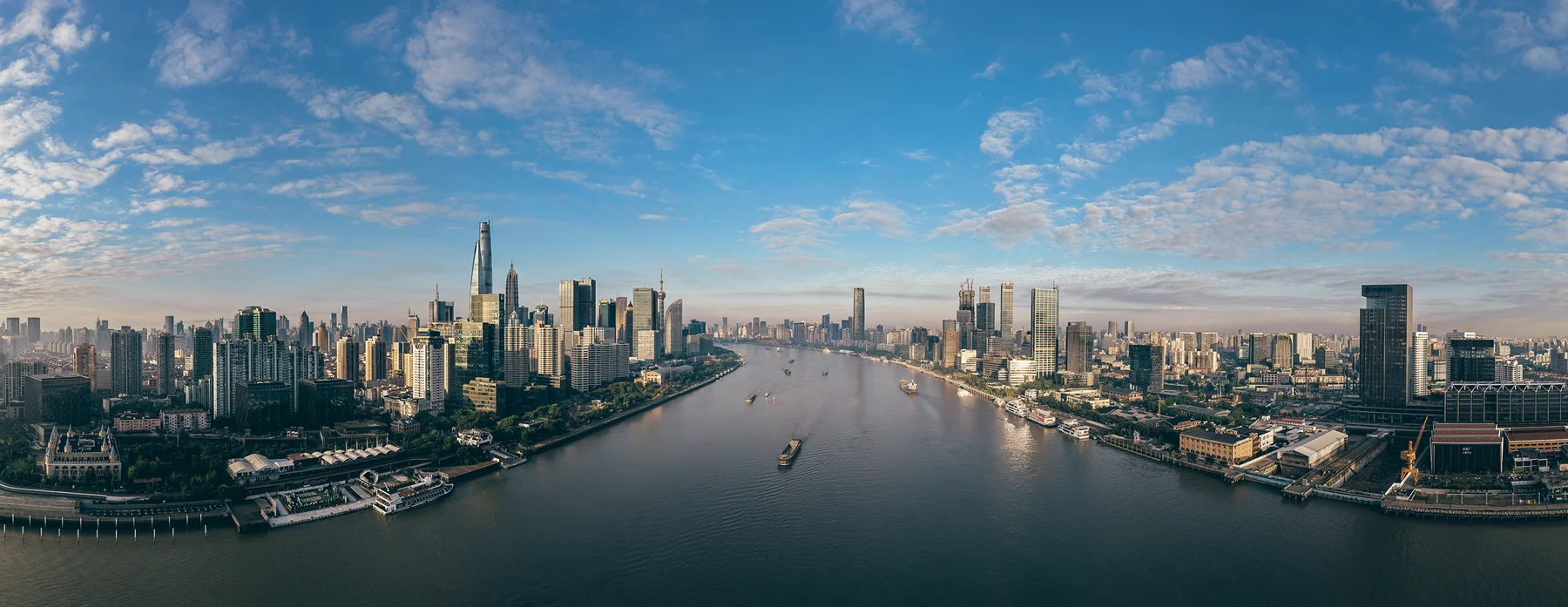 从黄浦江上空俯瞰上海滨江城市景观